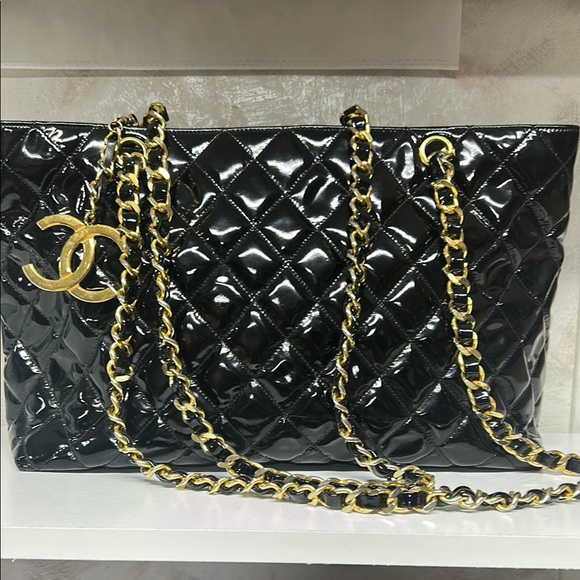 CHANEL Handbags - Chanel patent leather diamond Quilted zippered shopping tote
